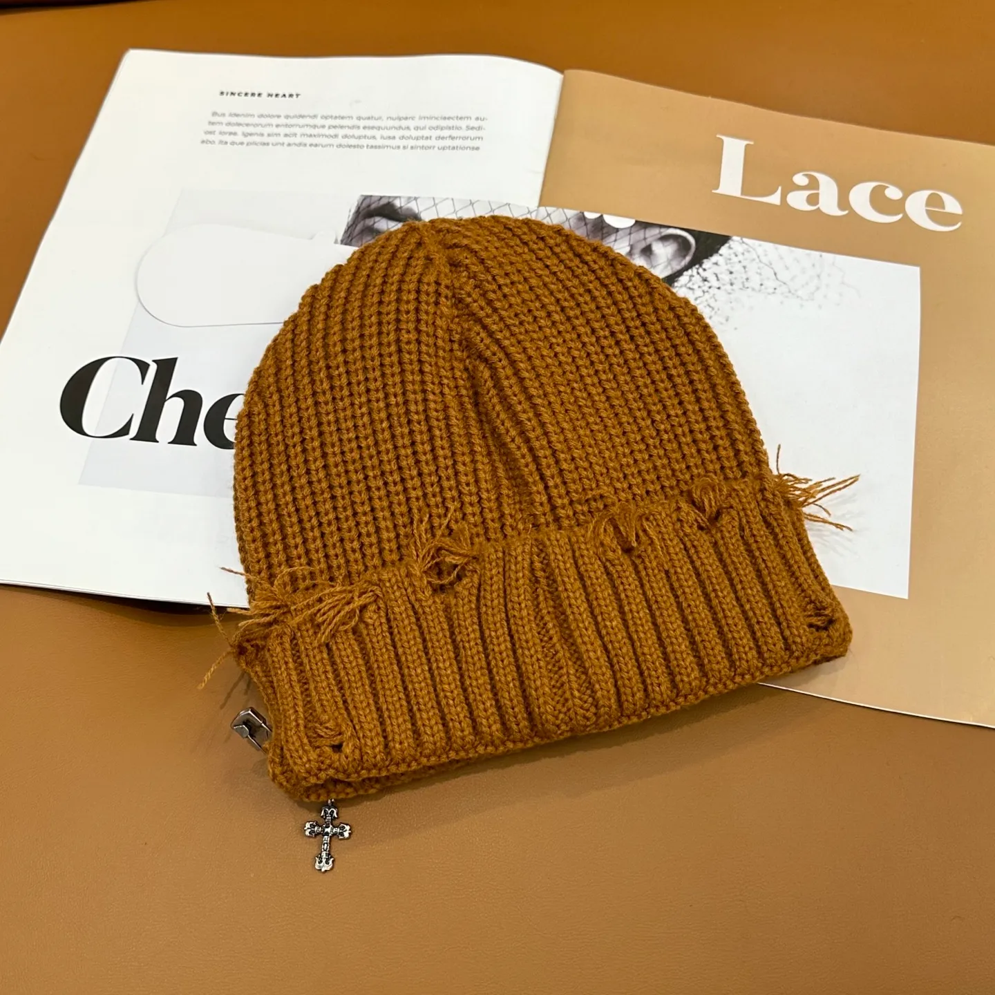 P70 🤍Chrome hearts new autumn and winter cross knitted hat🧶 One of the must-have hats in autumn and winter~ It really looks good on whoever wears it~, it is also a perfect match in black and white and gray in autumn~